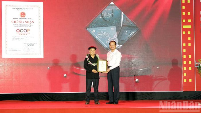 Đồng chí Nguyễn Mạnh Tuấn, Phó Chủ tịch Thường trực Ủy ban nhân dân tỉnh Tuyên Quang trao chứng nhận OCOP 5 sao cho Trà Shan Tuyết Hồng Thái của Hợp tác xã Sơn Trà, xã Hồng Thái. (Ảnh: Đức Thắng)