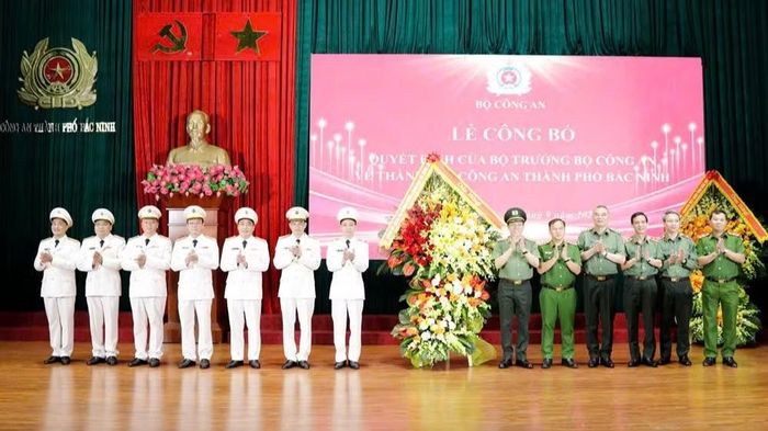 Đại tướng Lương Tam Quang và các đại biểu tặng hoa chúc mừng lực lượng công an nhân dân Bắc Ninh. (Ảnh: BBN)