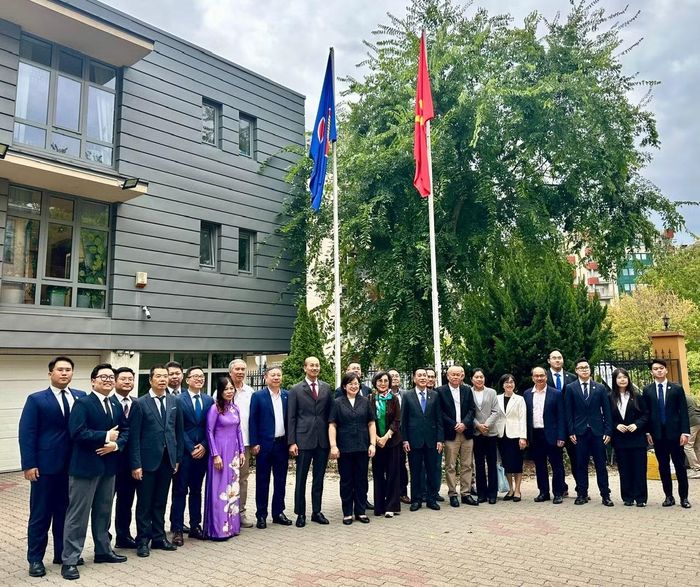 Đoàn công tác chụp ảnh lưu niệm tại Đại sứ quán Việt Nam tại Hungary. (Ảnh: Đại sứ quán Việt Nam tại Hungary cung cấp)