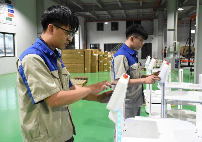 Hoạt động thử nghiệm, sản xuất tại Công ty Cổ phần RTC Technology Việt Nam. Ảnh: HOÀNG CHUNG