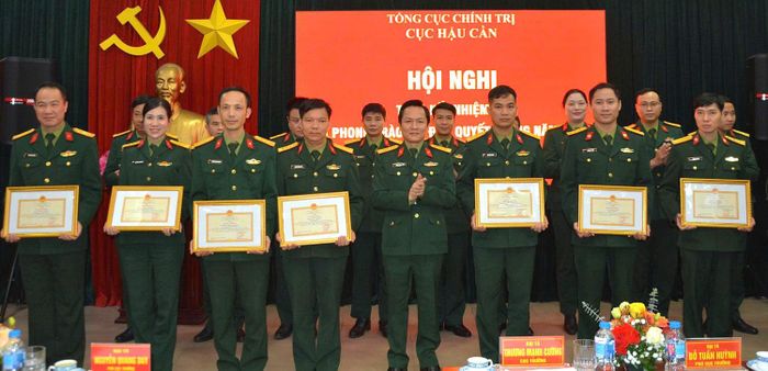 Lãnh đạo Cục Hậu cần (Tổng cục Chính trị) trao khen thưởng tặng các tập thể, cá nhân đạt thành tích xuất sắc trong Phong trào Thi đua Quyết thắng năm 2025. Ảnh: BẢO PHÚC