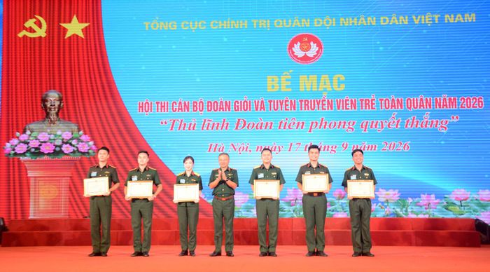 Thượng tướng Lê Quang Minh trao bằng khen của Chủ nhiệm Tổng cục Chính trị tặng các cán bộ Đoàn đoạt giải nhất tại hội thi.