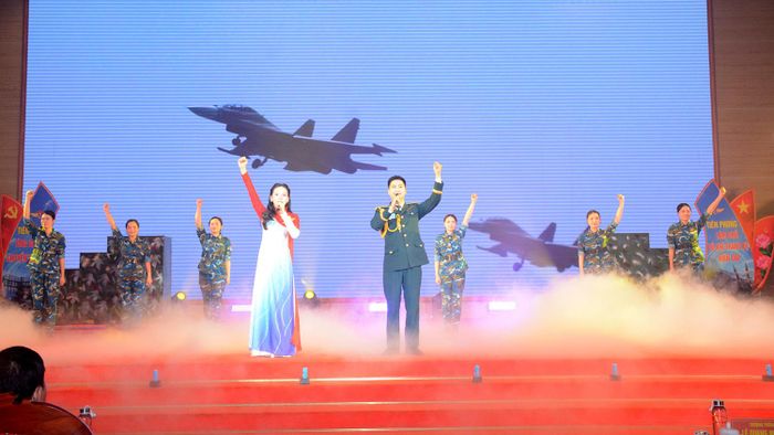 Phần thi tuyên truyền xuất sắc của đội thi Quân chủng Phòng không - Không quân được chọn công diễn tại buổi bế mạc hội thi.