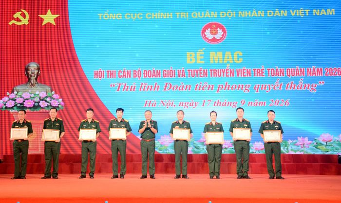 Thượng tướng Lê Quang Minh trao bằng khen của Chủ nhiệm Tổng cục Chính trị tặng các tập thể, cá nhân có thành tích xuất sắc.