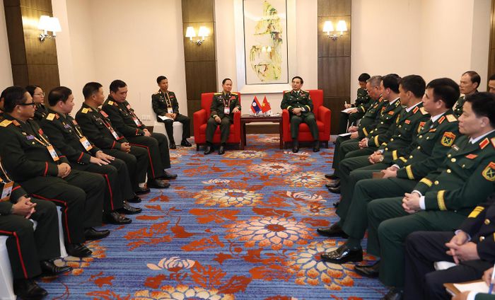  Đại tướng Phan Văn Giang gặp song phương Đại tướng Khamliang Outhakaysone, Phó thủ tướng Chính phủ, Bộ trưởng Bộ Quốc phòng Lào. 