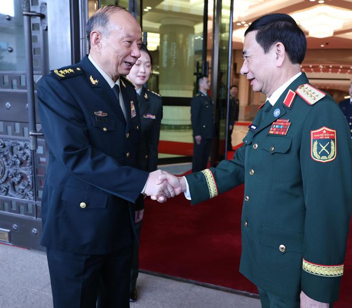 Đại tướng Phan Văn Giang và Thượng tướng Trương Thăng Dân, Phó chủ tịch Quân ủy Trung ương Trung Quốc. 