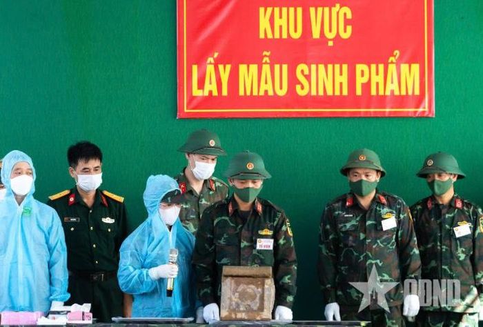  Cán bộ, chiến sĩ LLVT TP Hải Phòng lấy mẫu hài cốt liệt sĩ tại các nghĩa trang trên địa bàn xã Nguyễn Lương Bằng.