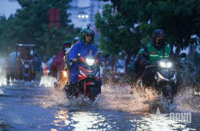 Tài xế công nghệ trên đường Trần Xuân Soạn, phường Tân Thuận, TP Hồ Chí Minh. Ảnh: LÊ TIẾN 