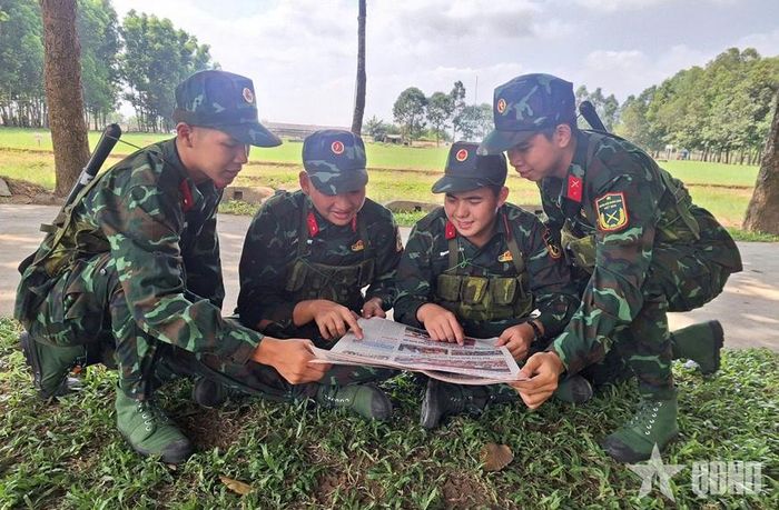 Bộ đội đọc báo trong giờ nghỉ giải lao. Ảnh: qdnd.vn