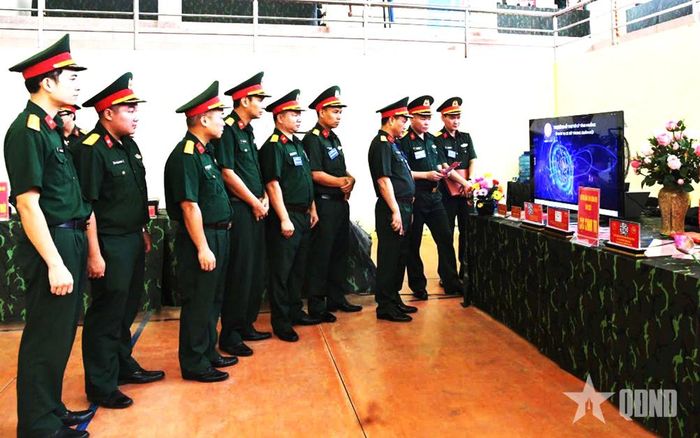 Đại tá Khổng Đình Tám (giữa) cùng các đại biểu tham quan tại Hội thi sáng kiến Quân khu năm 2026. Ảnh: TRẦN HÀO