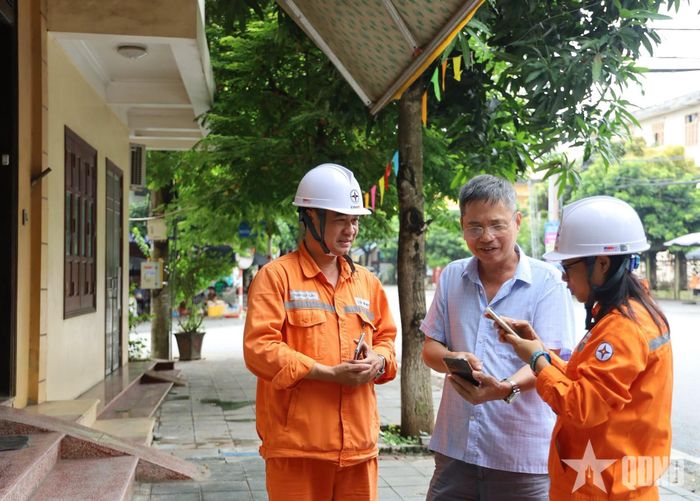  Nhân viên Điện lực Phố Hiến (Công ty Điện lực Hưng Yên) hướng dẫn khách hàng các tiện ích của App EVN CSKH.