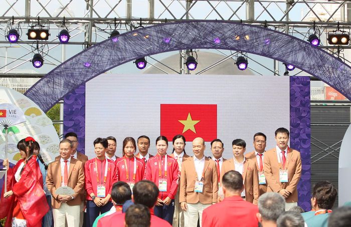  Nghi thức thượng cờ của Đoàn thể thao Việt Nam. Ảnh: QUÝ LƯỢNG