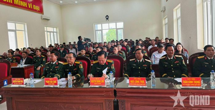 Các đại biểu dự buổi lễ.