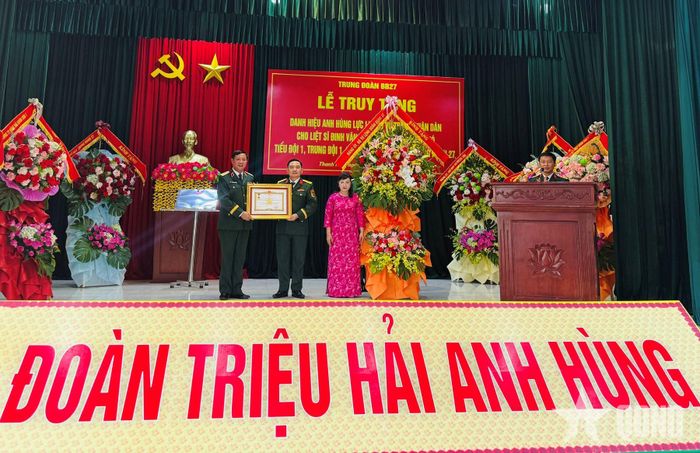 Thừa ủy quyền của Chủ tịch nước, Thiếu tướng Nguyễn Thanh Tình trao danh hiệu Anh hùng LLVT nhân dân cho đại diện gia đình liệt sĩ Đinh Văn Kiên.
