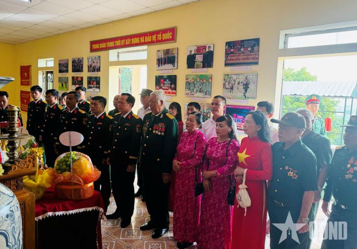 Các đại biểu dâng hương tưởng nhớ các anh hùng liệt sĩ của Trung đoàn 27.