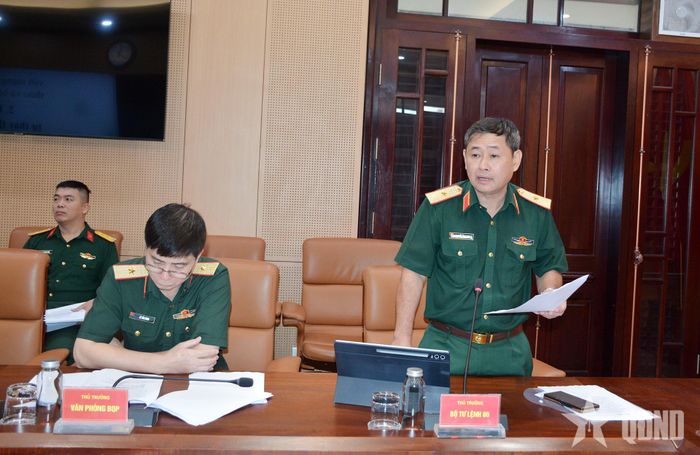 Thiếu tướng Nguyễn Tùng Hưng, Phó tư lệnh Bộ tư lệnh 86 trình bày báo cáo trung tâm. 