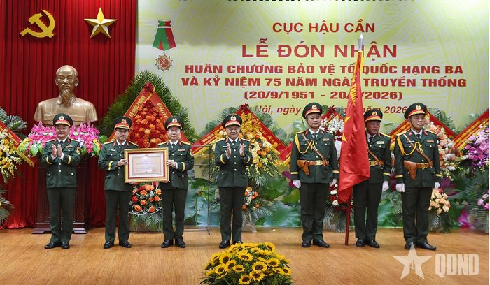 Thừa ủy quyền Chủ tịch nước, Thượng tướng Lê Quang Minh trao Huân chương Bảo vệ Tổ quốc hạng Ba tặng Cục Hậu cần.