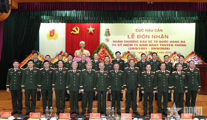 Thủ trưởng, nguyên thủ trưởng Tổng cục Chính trị cùng các đại biểu tham dự buổi lễ.