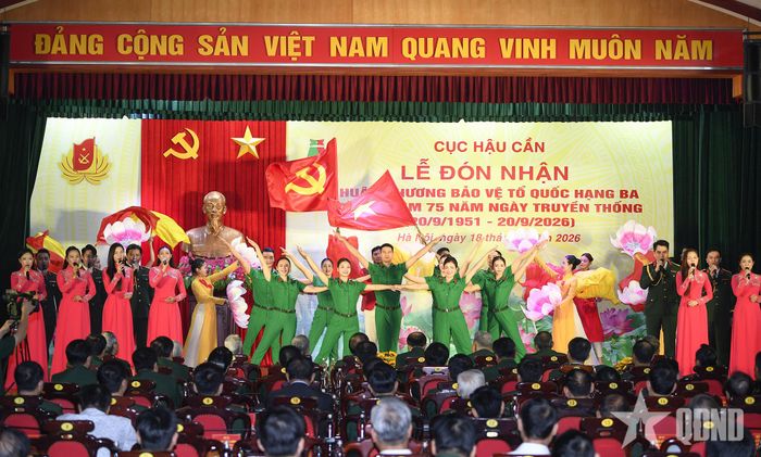 Một tiết mục văn nghệ chào mừng Lễ đón nhận Huân chương Bảo vệ Tổ quốc hạng Ba và 75 năm Ngày truyền thống Cục Hậu cần.