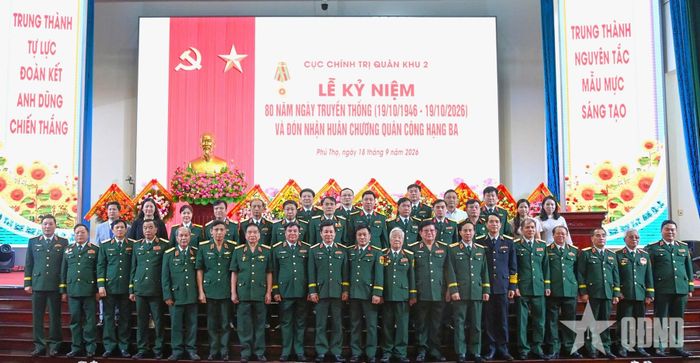 Các đại biểu chụp ảnh lưu niệm. 
