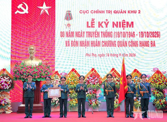 Thừa ủy quyền của Chủ tịch nước, Thượng tướng Đỗ Xuân Tụng trao Huân chương Quân công hạng Ba tặng Cục Chính trị Quân khu 2.  