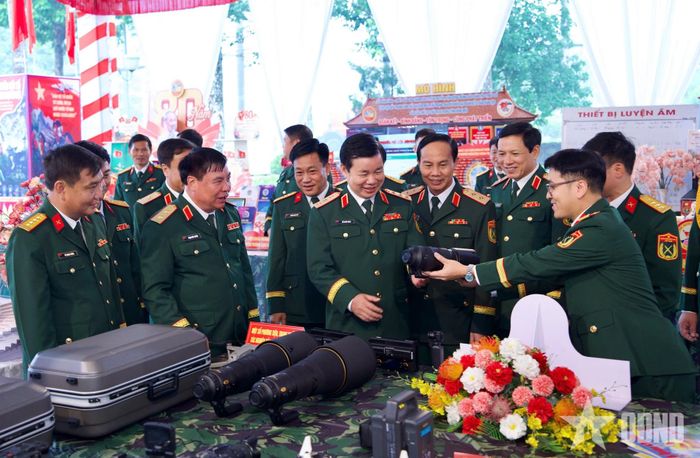 Thượng tướng Đỗ Xuân Tụng cùng các đại biểu tham quan các sản phẩm được trưng bày tại buổi lễ. 