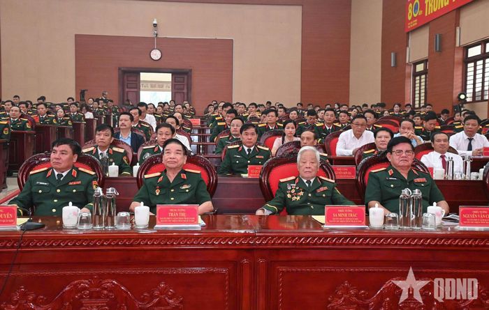 Các đại biểu dự buổi lễ. 