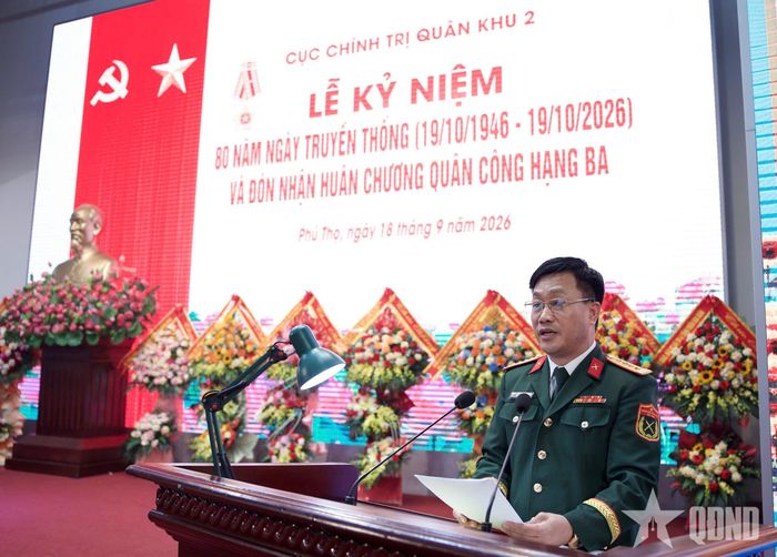  Đại tá Khổng Đình Tám, Chủ nhiệm Chính trị Quân khu 2 phát biểu tại buổi lễ.