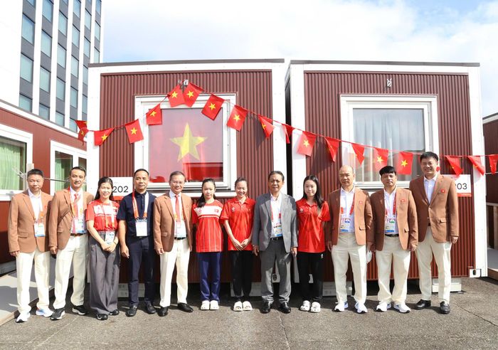 Thứ trưởng Bộ Văn hóa, Thể thao và Du lịch Hoàng Đạo Cương trực tiếp kiểm tra chỗ ăn, nghỉ của vận động viên. Ảnh: BÙI LƯỢNG
