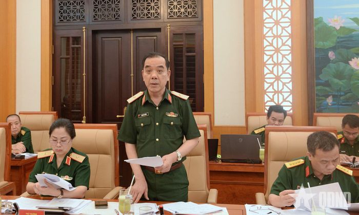  Đại biểu các cơ quan chức năng Bộ Quốc phòng phát biểu, cho ý kiến vào các dự án.