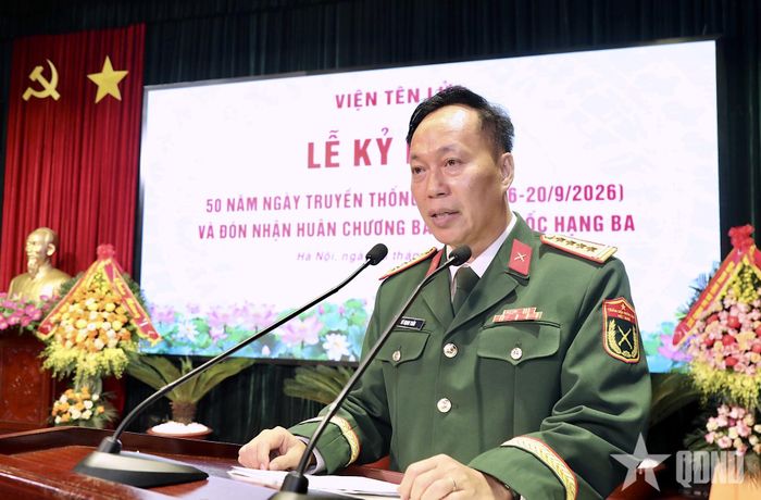  Đại tá, TS Vũ Mạnh Tuấn, Viện trưởng Viện Tên lửa, Viện Khoa học và Công nghệ quân sự, trình bày diễn văn. 
