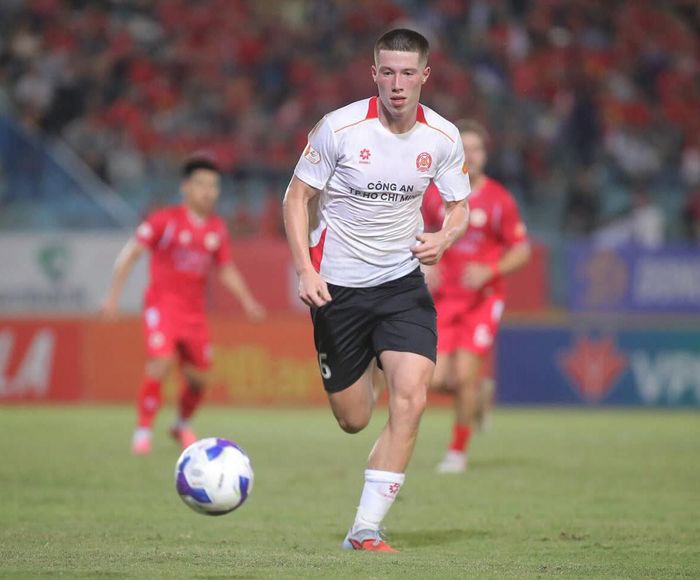 Williams Minh Hoàng là tiền đạo sở hữu chiều cao 1,9m. Ảnh: Công an TP Hồ Chí Minh FC 