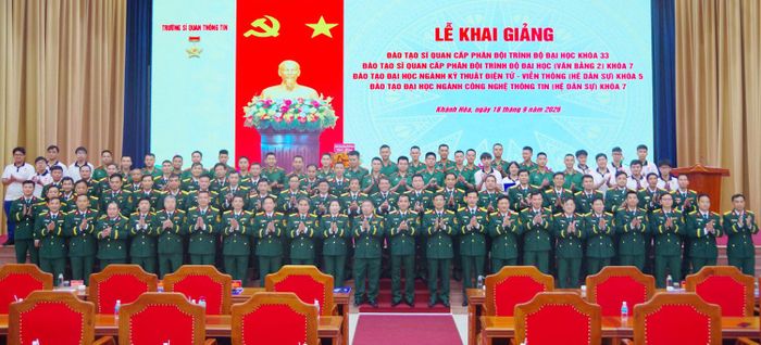 Các đại biểu dự lễ khai giảng chụp ảnh lưu niệm. 