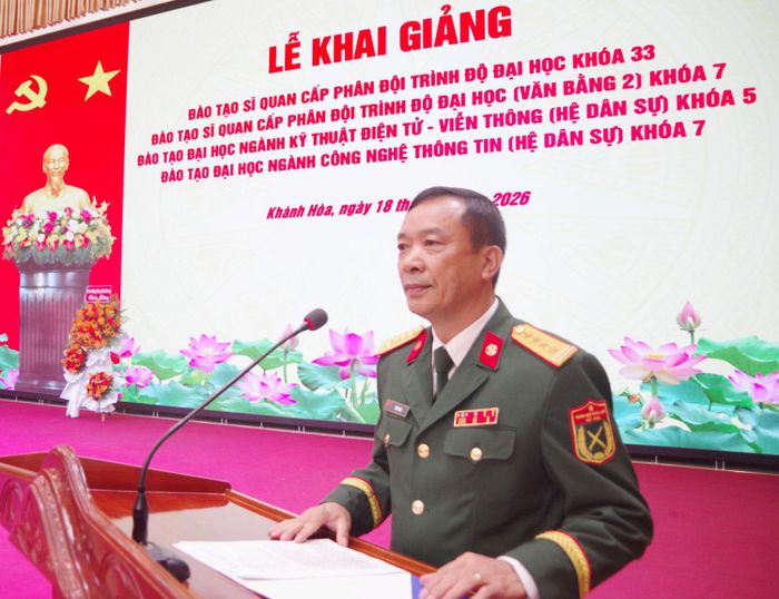 Đại tá, Thạc sĩ Vũ Duy Hải, Chính ủy Nhà trường trình bày diễn văn khai giảng. 