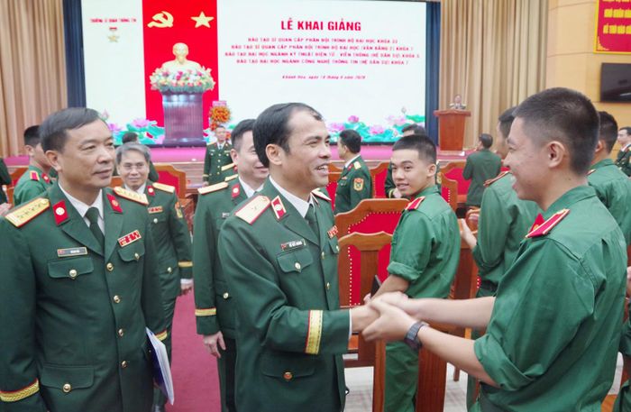 Thiếu tướng Vũ Viết Hoàng, Tư lệnh Binh chủng động viên học viên mới. 