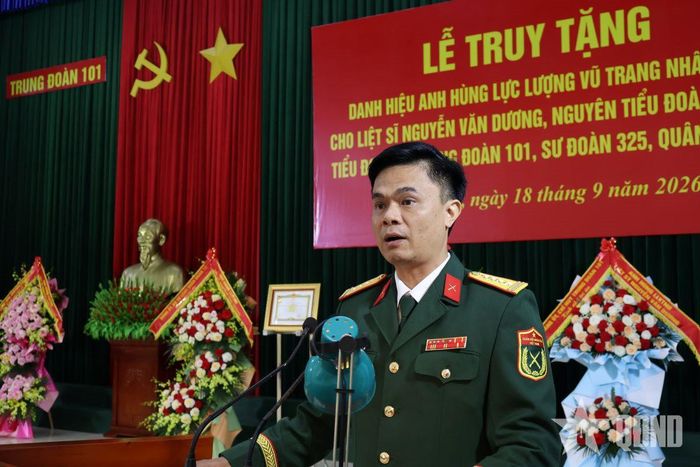 Đại tá Phạm Hồng Doanh, Chính ủy Sư đoàn 325 phát biểu tại buổi lễ. 
