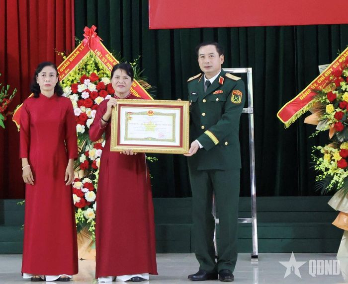 Thừa ủy quyền của Chủ tịch nước, Thiếu tướng Trần Đại Thắng trao danh hiệu Anh hùng Lực lượng vũ trang nhân dân đối với liệt sĩ Nguyễn Văn Dương cho đại diện gia đình . 