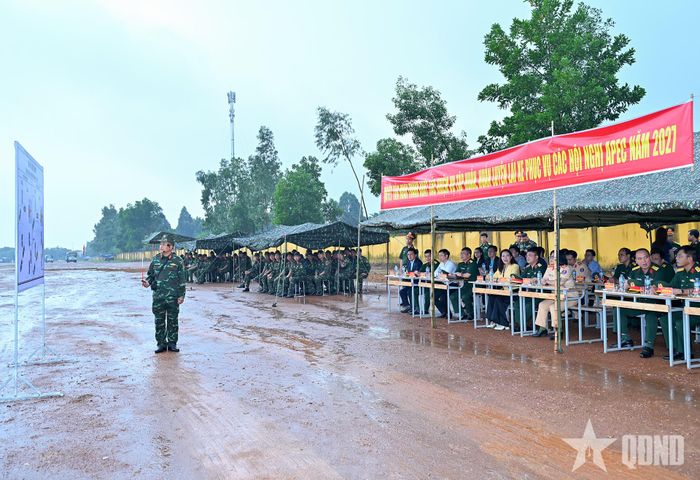 Cán bộ tập huấn thông tin nội dung về sơ đồ tuyến hình tới đại biểu và học viên.