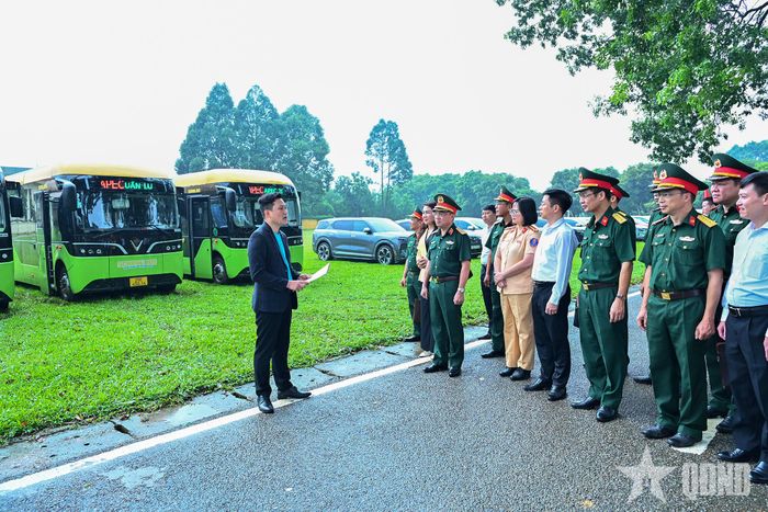  Đại diện đơn vị cung cấp phương tiện giới thiệu thông số, tính năng của xe tới lãnh đạo Cục Xe máy - Vận tải và các đại biểu. 