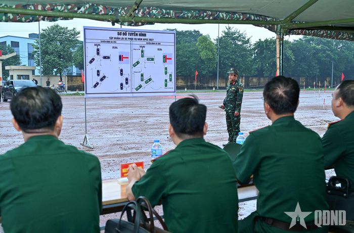  Cán bộ tập huấn thông tin nội dung về sơ đồ tuyến hình tới đại biểu và học viên.