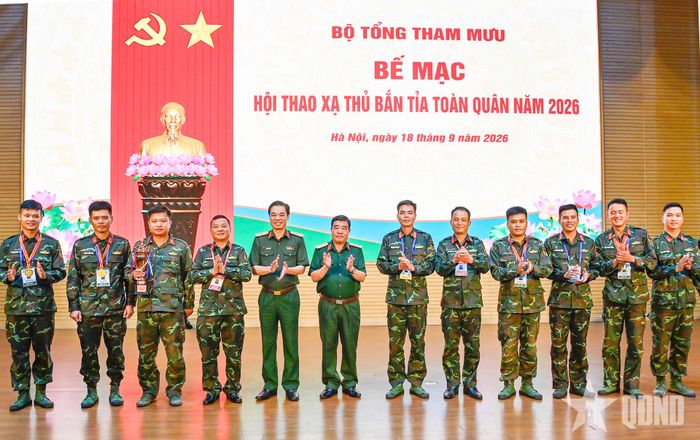 Trung tướng Nguyễn Bá Lực trao thưởng tặng các cá nhân, tập thể có thành tích xuất sắc trong hội thao.