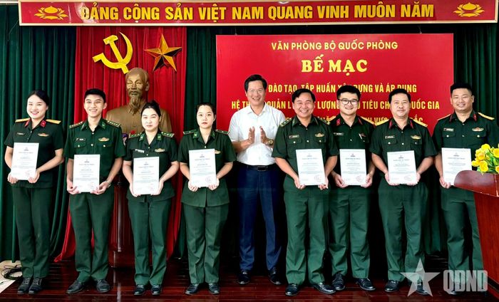 Trao giấy chứng nhận tặng các học viên tham gia lớp tập huấn.