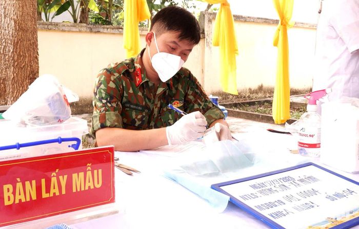 Lực lượng chức năng tỉnh Thái Nguyên tiến hành lấy mẫu ADN tại các phần mộ.