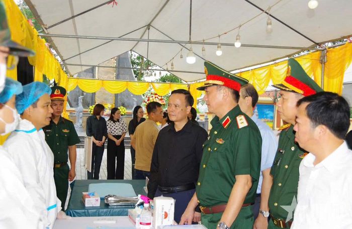 Trung tướng La Công Phương, Ủy viên Trung ương Đảng, Chính ủy Quân khu 1 kiểm tra, chỉ đạo chiến dịch tại tỉnh Thái Nguyên.