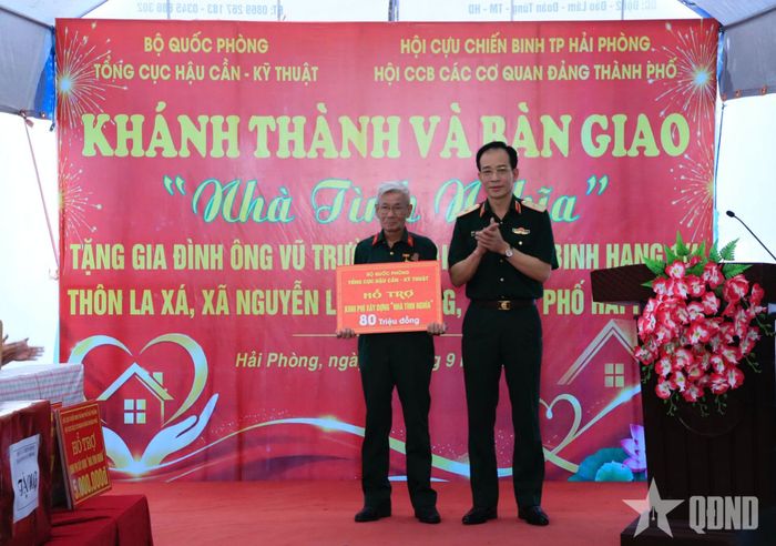 Thủ trưởng Cục Chính trị, Tổng cục Hậu cần - Kỹ thuật trao quà của các tập thể, cá nhân tặng gia đình thương binh Vũ Trường Khai.