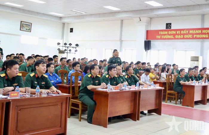  Các đại biểu dự tọa đàm.