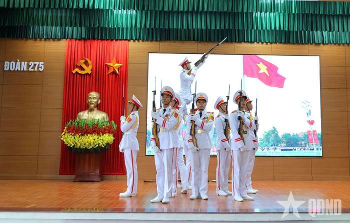  Tiết mục múa súng của các chiến sĩ Đoàn 275. 