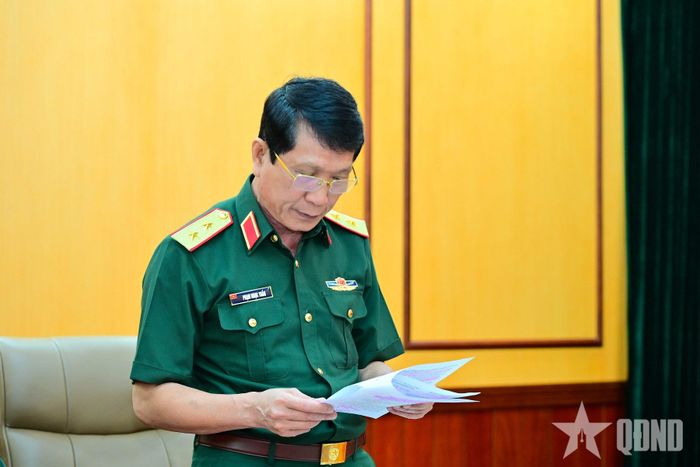 Trung tướng Phạm Ngọc Tuấn, Phó chủ nhiệm Thường trực Ủy ban Kiểm tra Quân ủy Trung ương báo cáo tại kỳ họp.