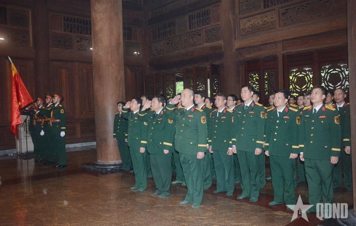 Đoàn đại biểu thực hiện nghi thức chào cờ tại Nhà tưởng niệm Chủ tịch Hồ Chí Minh, Khu di tích K9 - Đá Chông.