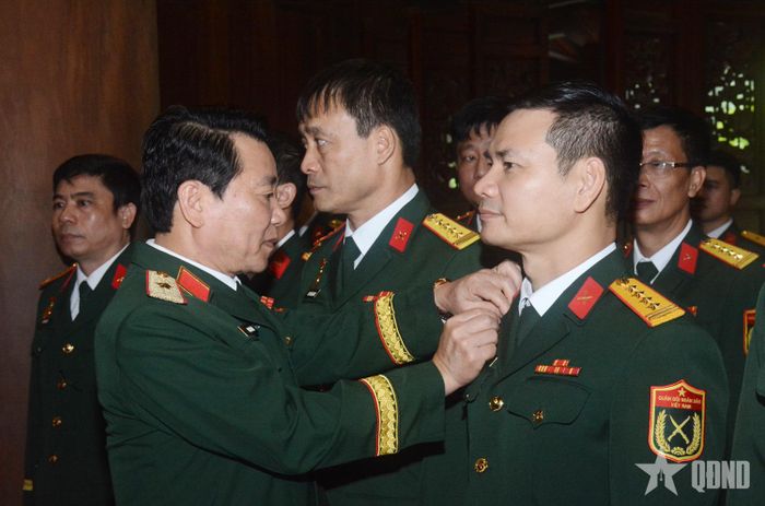 Thiếu tướng Phạm Văn Hiếu, Bí thư Đảng ủy Đoàn 969, Chính ủy Bộ tư lệnh Lăng Chủ tịch Hồ Chí Minh gắn Huy hiệu Bác Hồ tặng lãnh đạo, chỉ huy và đại diện cán bộ Cục Bảo vệ an ninh Quân đội tại lễ báo công.